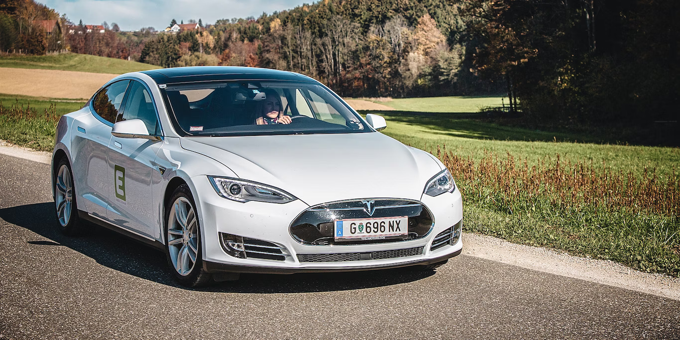 Elektrofahrzeug auf einer Strasse